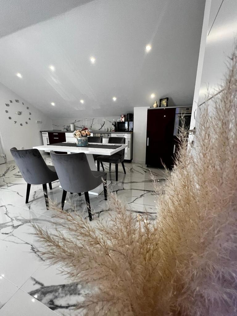 Luxury Apartment Megy Otočac Zewnętrze zdjęcie