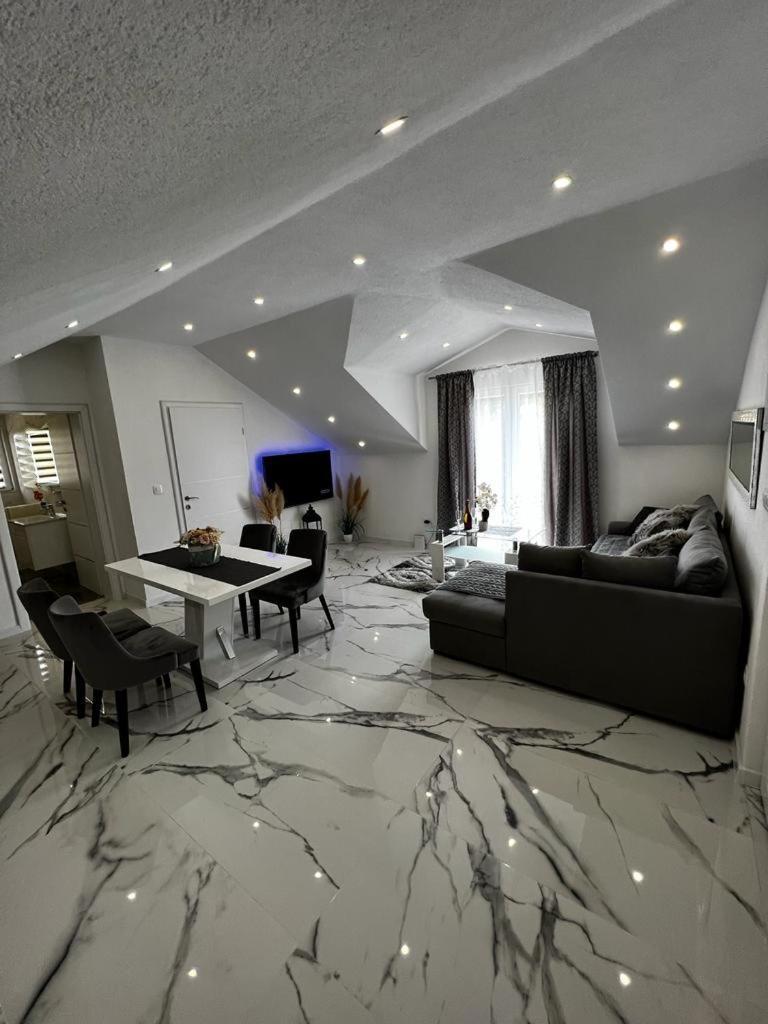 Luxury Apartment Megy Otočac Zewnętrze zdjęcie