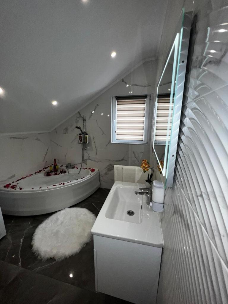 Luxury Apartment Megy Otočac Zewnętrze zdjęcie